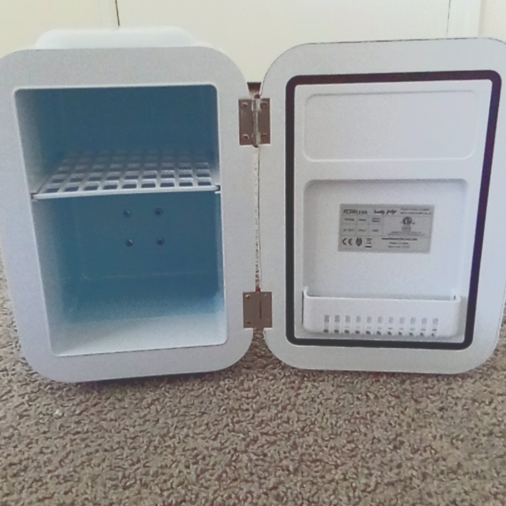 Mini fridge - Picture 2 of 4